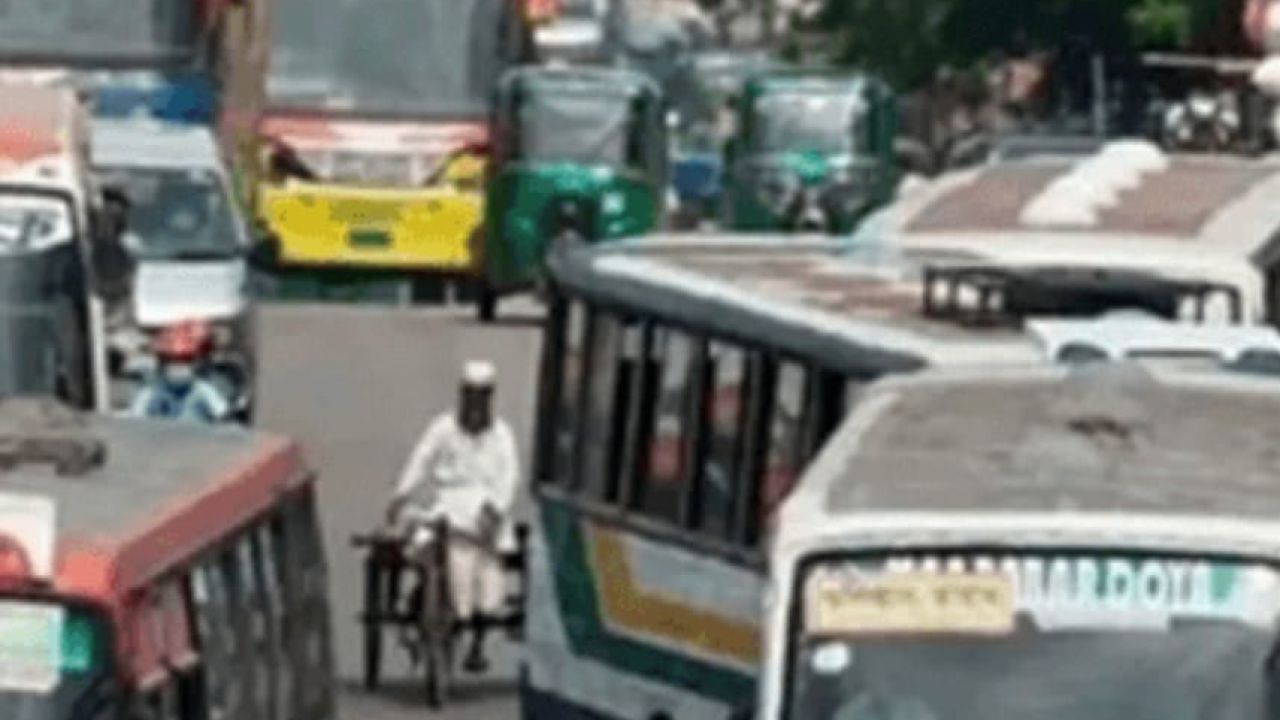 নিত্যযাত্রায় বাড়তি চাপ, ক্ষোভ যাত্রীদের মধ্যে,বাড়লো বাস ভাড়া।