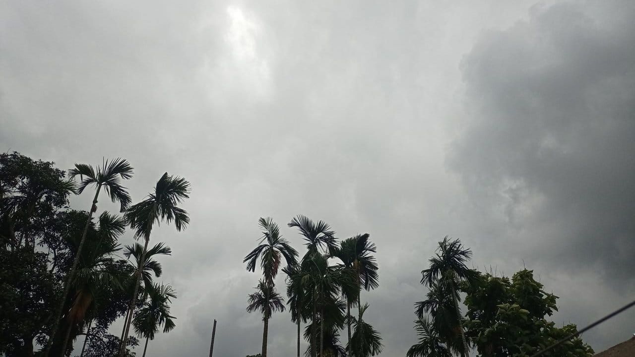 চট্টগ্রামে স্বস্তির বৃষ্টি তাপদাহ ভেঙে নগরজীবনে স্বস্তি, তবে জলাবদ্ধতায় ভোগান্তি।