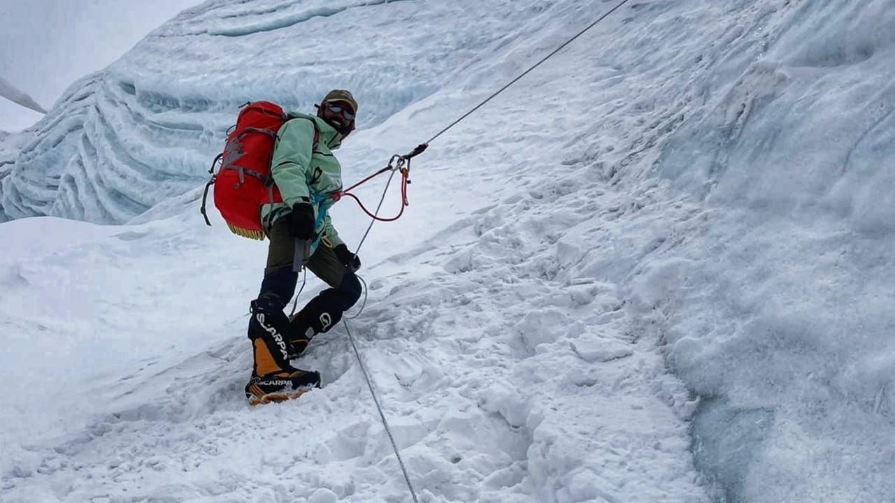 দুর্গম Mount Makalu চূড়ায় বাংলাদেশের পতাকা।