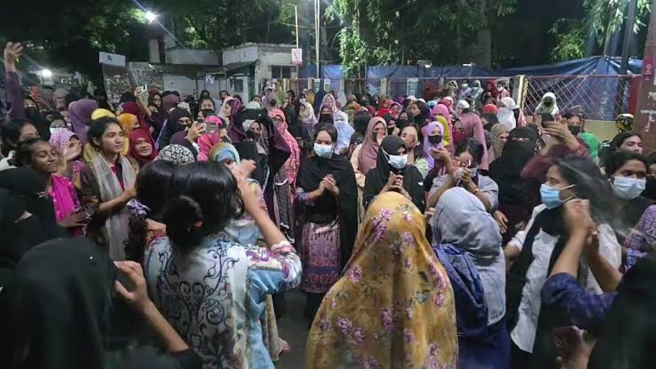 রাজনীতিমুক্ত হল চাই, তিতুমীর কলেজের আক্কাসুর রহমান আঁখি হলে ছাত্রীদের উত্তাল আন্দোলন