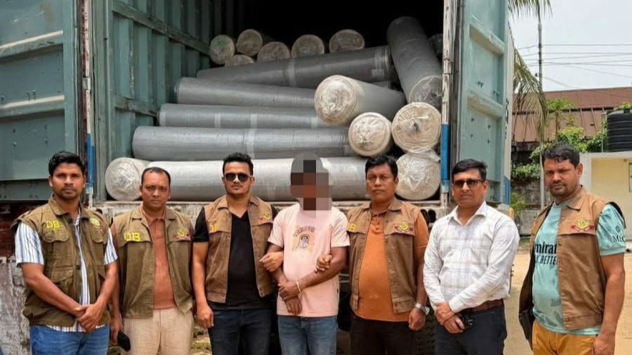 চট্টগ্রাম বন্দর থেকে চুরি হওয়া ৬০ লাখ টাকার কাপড় উদ্ধার, গ্রেপ্তার ১