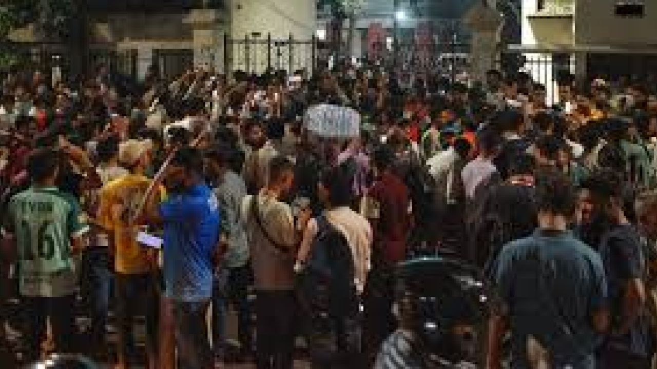 ব্যানার টানানো ও ছেঁড়া ঘিরে ঢাবির মুহসীন হলে ছাত্রদল-শিবির উত্তেজনা: আহত ১