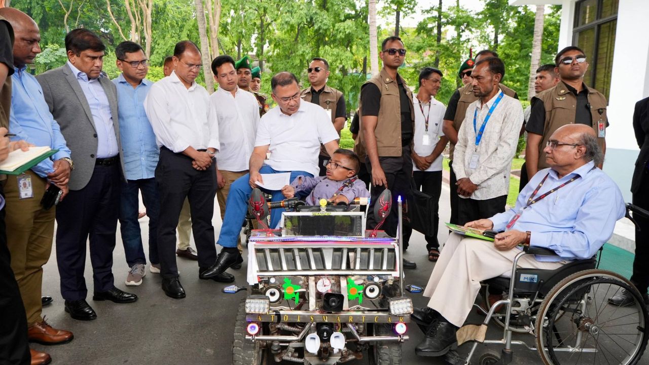 প্রতিবন্ধকতা জয় করে বিস্ময়কর উদ্ভাবন: কলেজছাত্র ওয়াকিমুলের স্মার্ট কারে চড়ে উৎসাহিত করলেন প্রধানমন্ত্রী তারেক রহমান