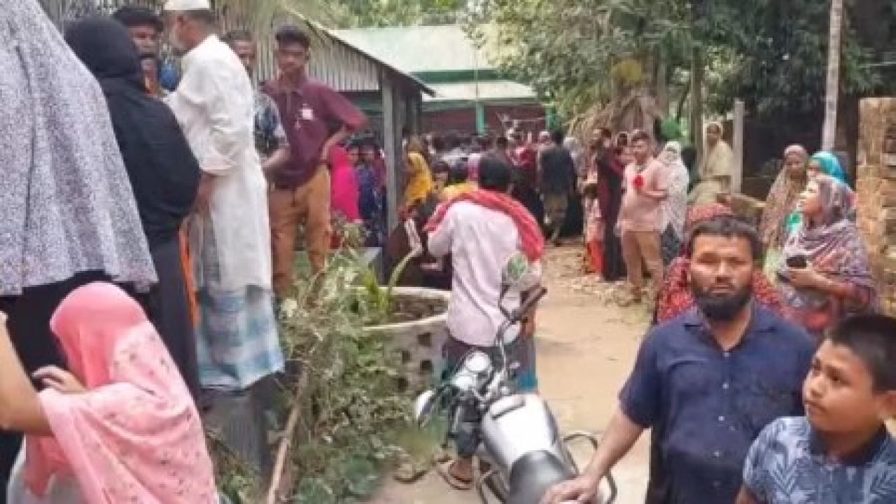 গাজীপুরে একই পরিবারের ৫ জনকে হত্যা: জেলা প্রশাসনের সহায়তায় মরদেহ হস্তান্তর।